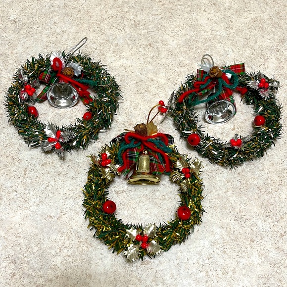 CHRISTMAS DECOR BUNDLE OF CERAMIC SNOWMAN GIFT BAG & ASSORTED BALLS & ORNAMENTS - Picture 6 of 14